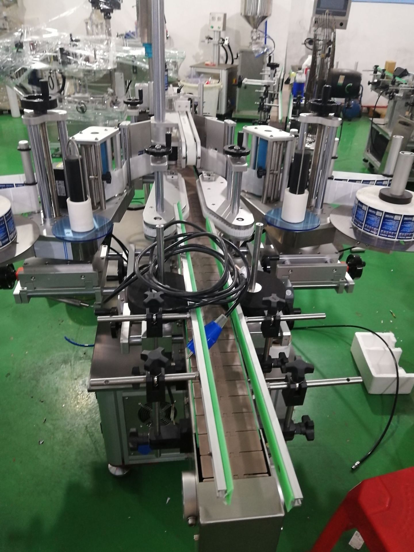 全自動雙側貼標機 洗衣液與洗發水扁瓶、圓瓶及異形瓶的雙標貼標利器
